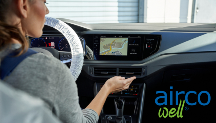 Lassen Sie jetzt Ihre Klimaanlage reinigen und befreien Sie sie von Schimmelpilzen, Keimen und Bakterien. Am Bild: Frau, welche im Auto die Klimaanlage einschaltet.