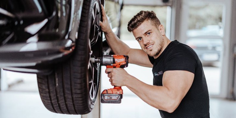 In unserem Autohaus in Ybbs bieten wir ab sofort eine berufliche Chance als KFZ-Techniker - gleich jetzt bewerben! Am Bild: Techniker, welcher bei einem Auto die Reifen wechselt