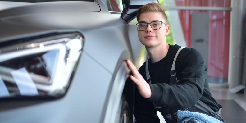 In unseren Autohäusern in Ybbs und Haag bieten wir ab sofort eine berufliche Chance als Lackierer/Spengler - gleich bewerben! Am Bild: Karosseur, welcher seine Arbeit bewundert