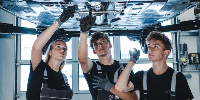 Die Senker Gruppe ist ein regionaler Ausbildungsbetrieb und bietet in ihren Autohäusern eine Lehre zum KFZ-Techniker und Karosseriebautechniker - gleich jetzt bewerben! Am Bild: Drei Lehrlinge, welche ein Auto von unten begutachten